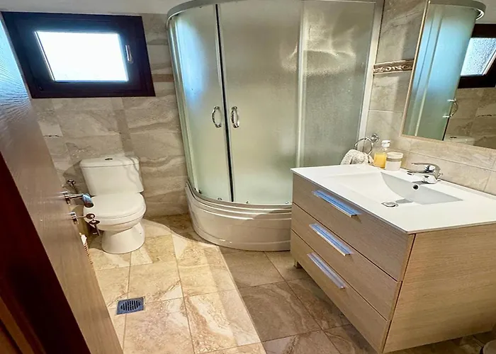 Sunny Private In Sani Beach, 4 Bedroom וילה *